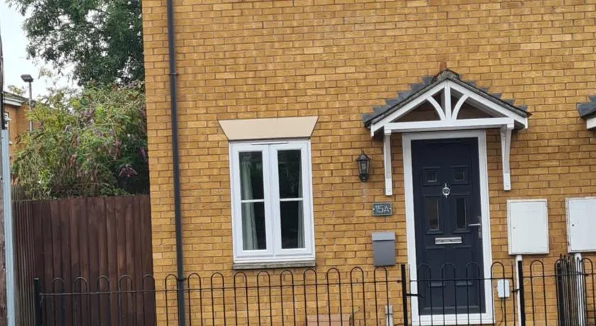 2 bedroom house Admiral Court - Image 1