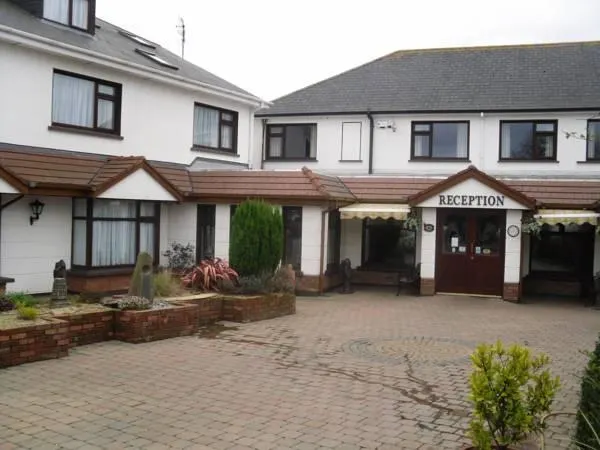 The Horse and Hound Hotel - Image 1