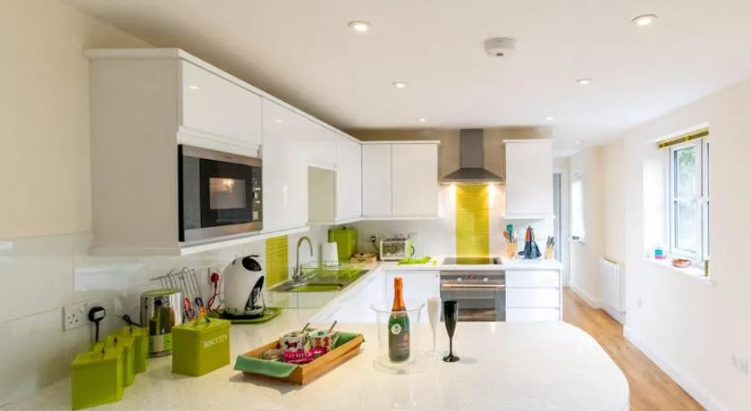 The Retreat, own hot tub, romantic escape, near Lyme Regis - Image 1