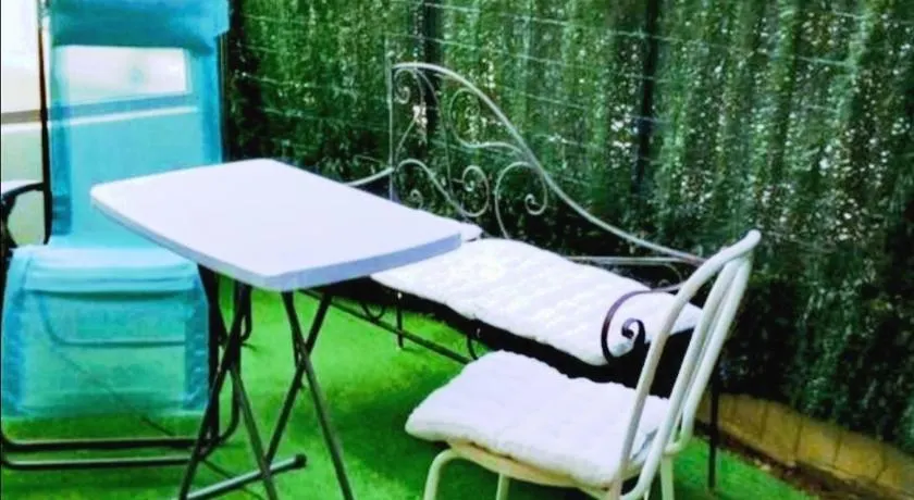 NICE VIEW Jolie Studio avec Jardin - Image 1