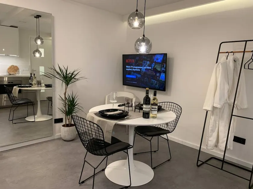 Modern apartment in the heart of city center Delft - Image 1