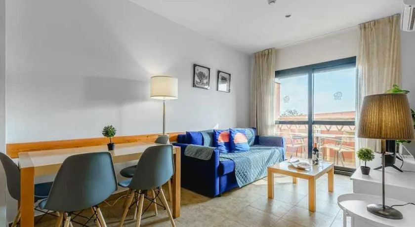 Apartamento junto a la playa 4p piscina y parking - Image 1