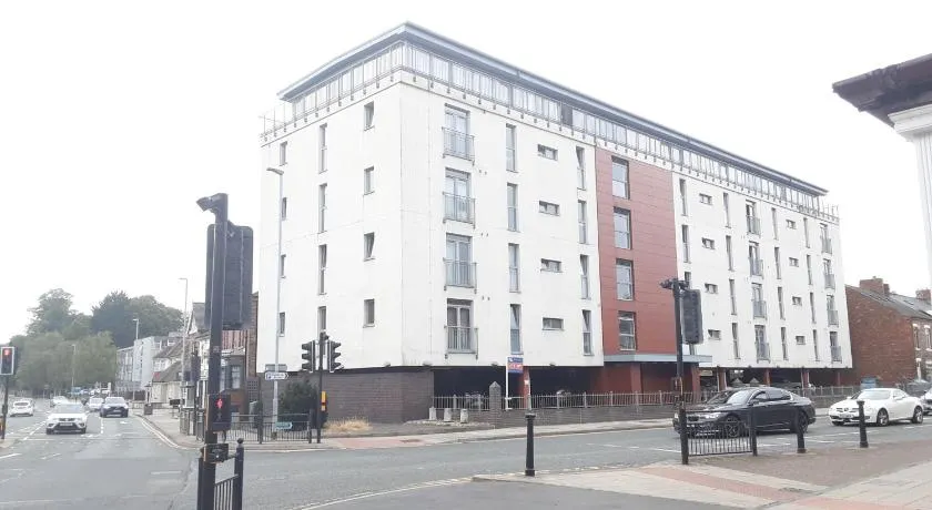 Elegant three bedroom flat - Image 1