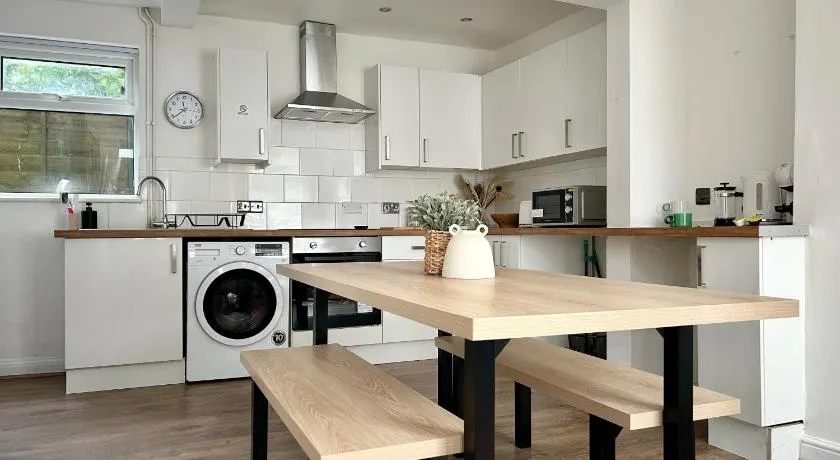 6B3B Contractor House Sleeps 12 Near Coventry Hospital & City Centre Free Nearby Parking - Image 1