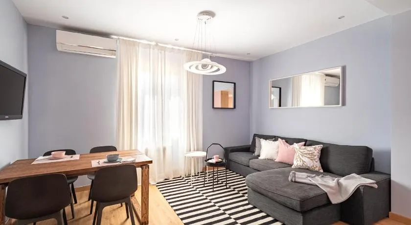 Three bedrooms apartment - Image 1