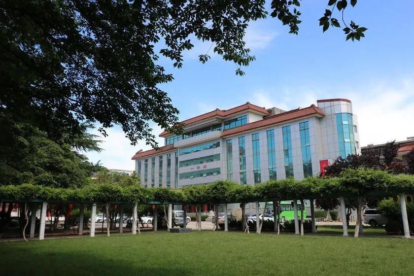 Zhiyuan Hotel - Image 1