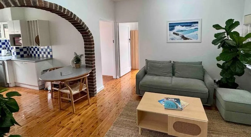 GUEST FAVOURITE - Art-Deco Heritage Apartment in the Heart of Bondi - Image 1