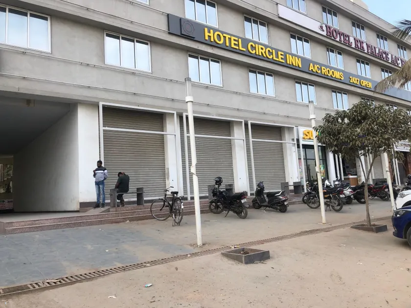 Hotel Circle Inn - Image 1