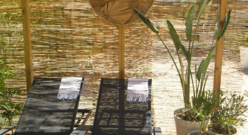 Magnifique Cabanon avec jacuzzi et sauna - Image 1