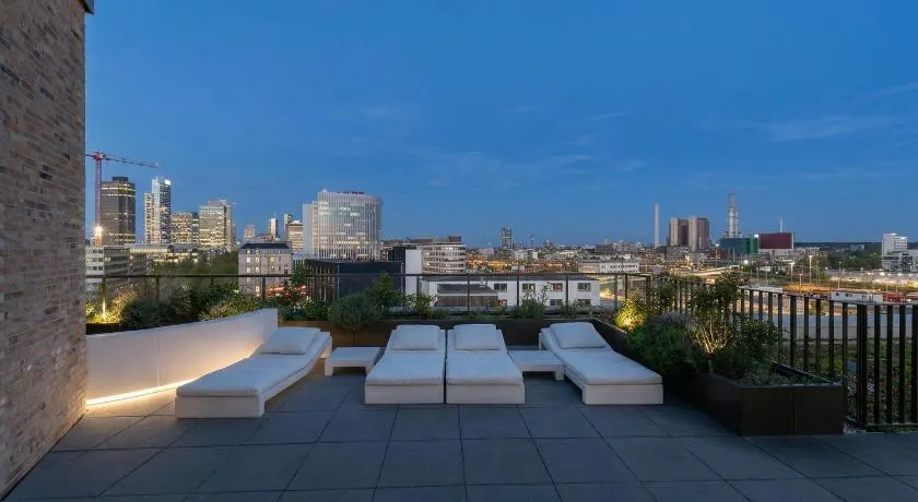 Business suite with skyline view with parking space - Image 1