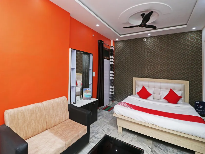 OYO 26668 Krishna Hotel - Image 1