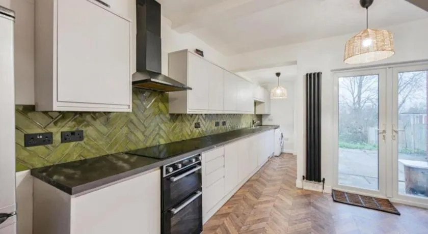 Modern 3-Bed House Nr City Centre & Hospital - Free Parking - Wifi - Image 1