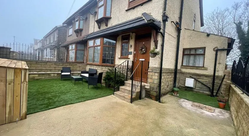 House Sleeps 9 with Garden and Parking - Image 1