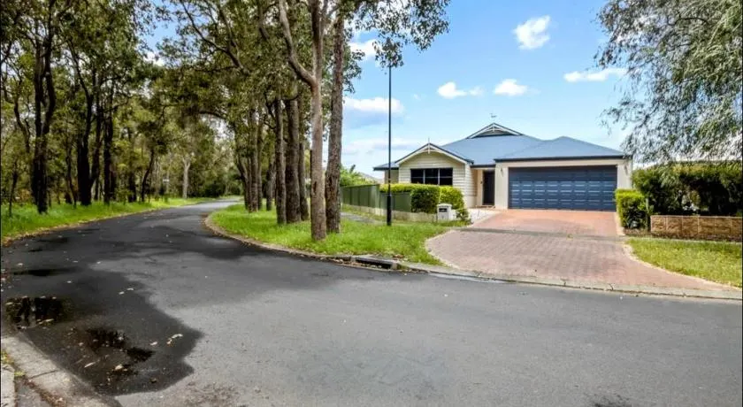 Spacious 4 Bedroom Family Home with FREE Onsite Electric Vehicle Powering Station in the garage, located in the Southwest WA Near all of the local Attractions - Image 1