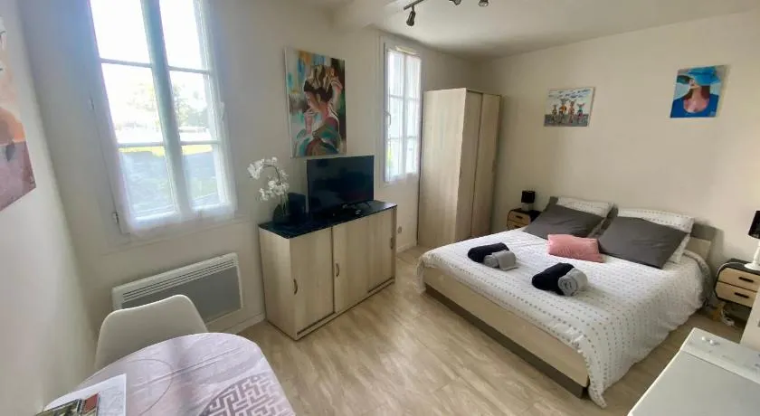Studio le petit logis-meublé 2 étoiles -local vélo-arrivée autonome-H Flexibles - Image 1