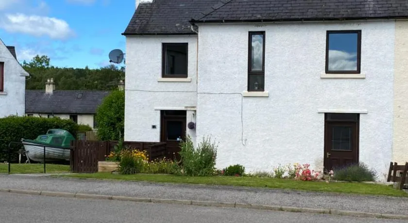 No 5 Newly refurbished 4 bedroom house - Image 1