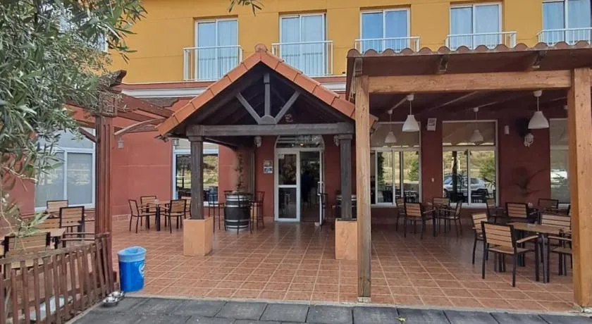 Hotel venta de Tébar - Image 1