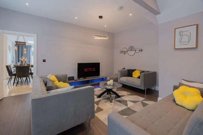 Delightful & Classy 3BR Home by D3 Short Stay Sleeps 9 Parking & Wi-Fi - Image 1