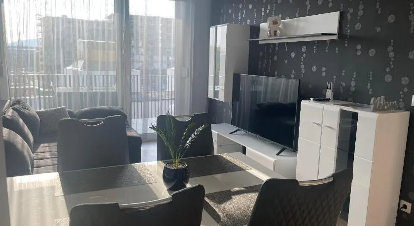 Bay Shore Flat - Image 1