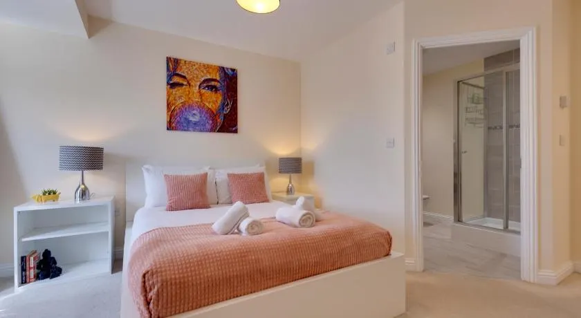 Modern House with Free Parking & Superfast WiFi - Image 1