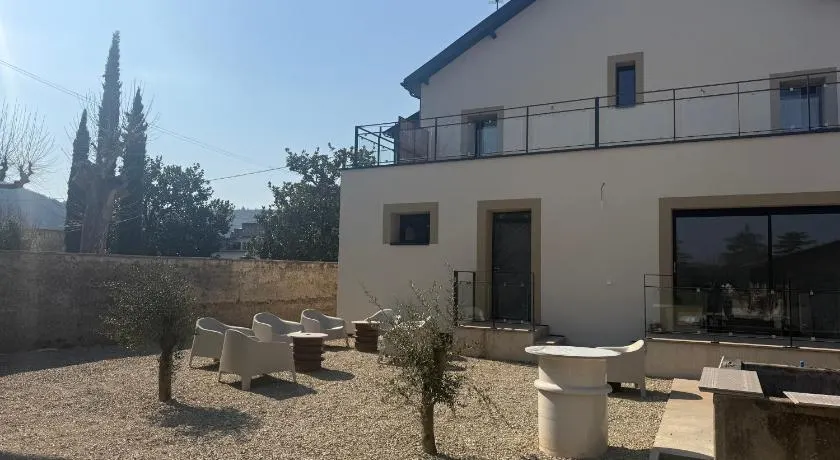 Gîte entier ou chambres dans parc clos avec piscine - Image 1