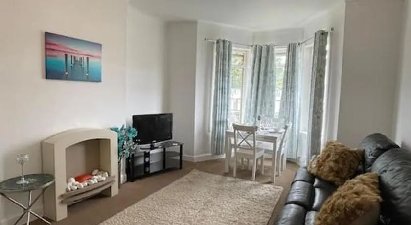 2 Bedrooms Holiday home in Edinburgh near City Center - Image 1