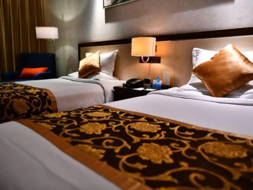 Huayang Holiday Hotel - Image 1