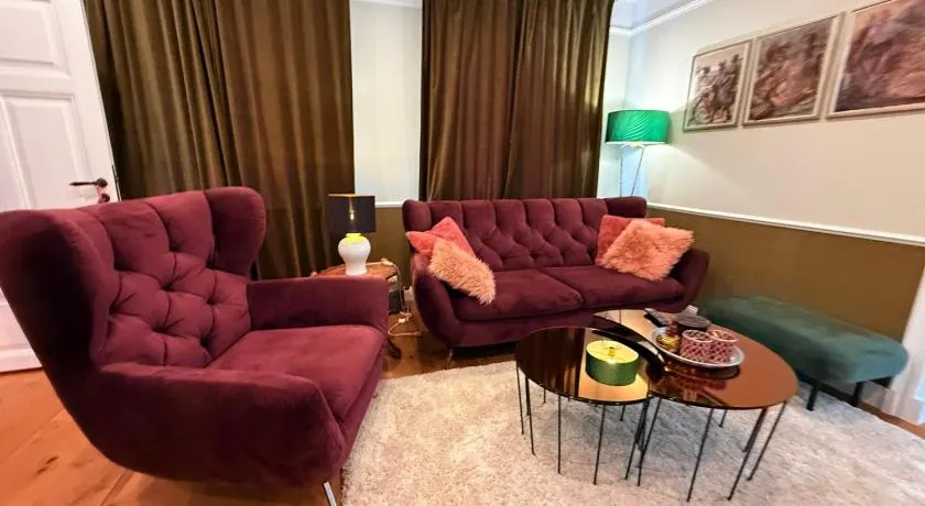 Whisperwood Apartment - Image 1
