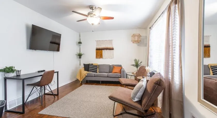 3 Bedrooms House in Waldo Kansas City - Image 1