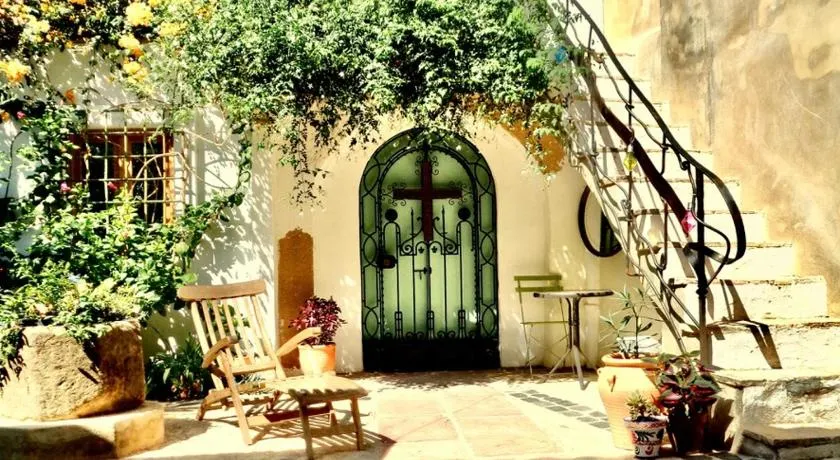 Oliva Courtyard Guesthouse - Image 1