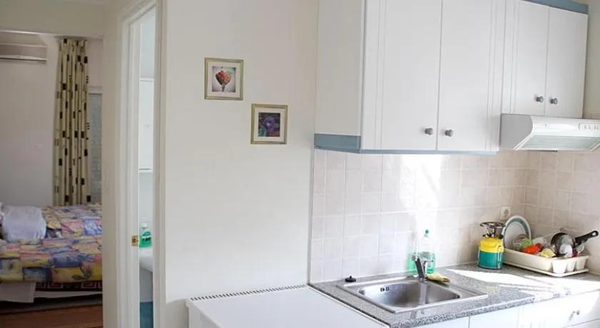 Miloi Rooms and Apartments - Image 1