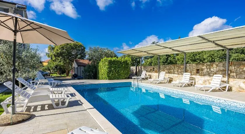 Appartamento con barbecue, giardino e piscina | Vista sul giardino - Image 1