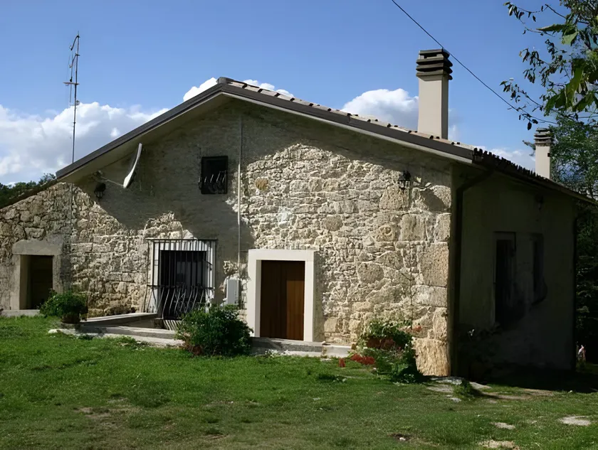 Vintage Cottage in Roccamorice With Garden - Image 1