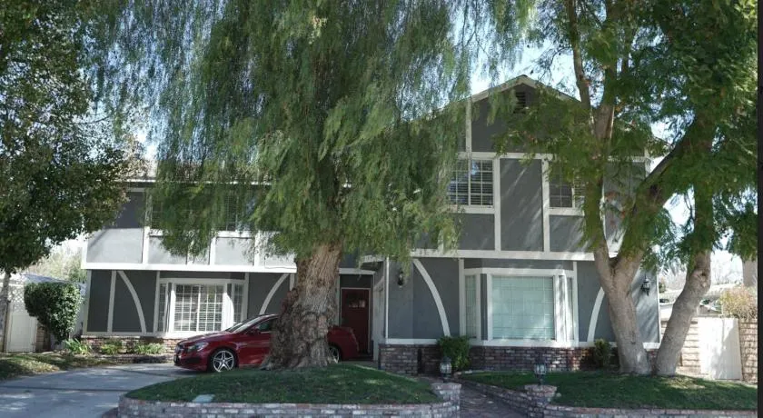 Valencia CA Stunning 3100 +sqft, 5Bed/5Bath home - Image 1