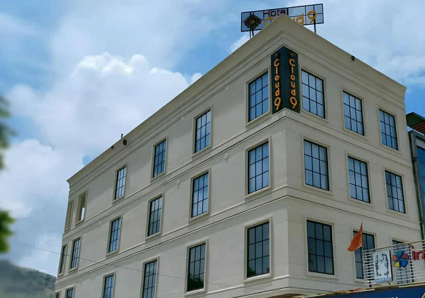 Hotel Cloud 9 - Image 1