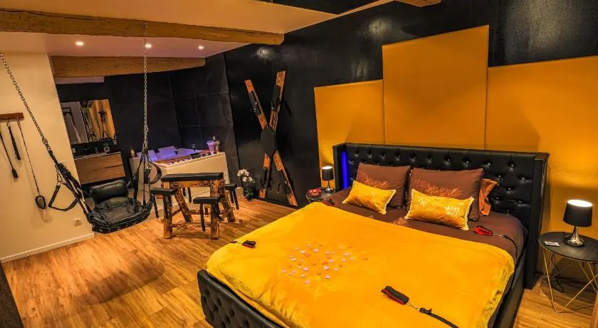La loveroom bdsm grassoise "La chambre des désirs" - Image 1