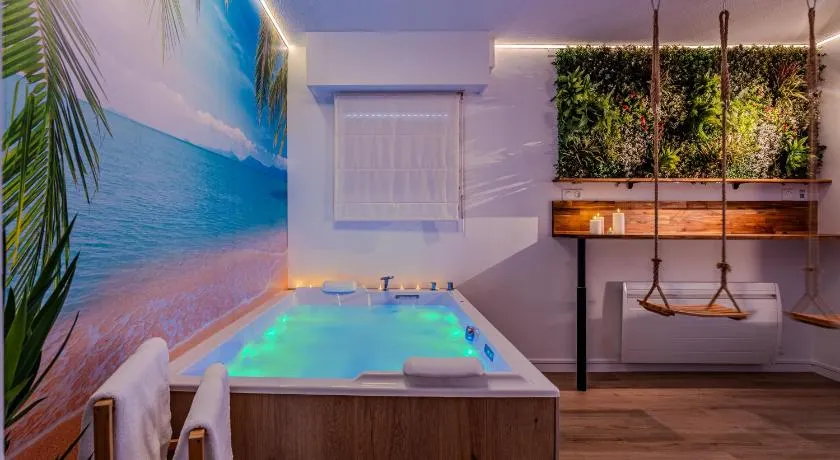 Le Chazélia - Suite Exotique Climatisée Balnéo XXL Cinéma Love Room - Image 1