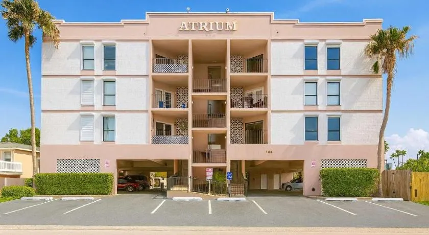 Walk to Beach House in Heart of Entertainment District - Atrium unit 102 - Image 1