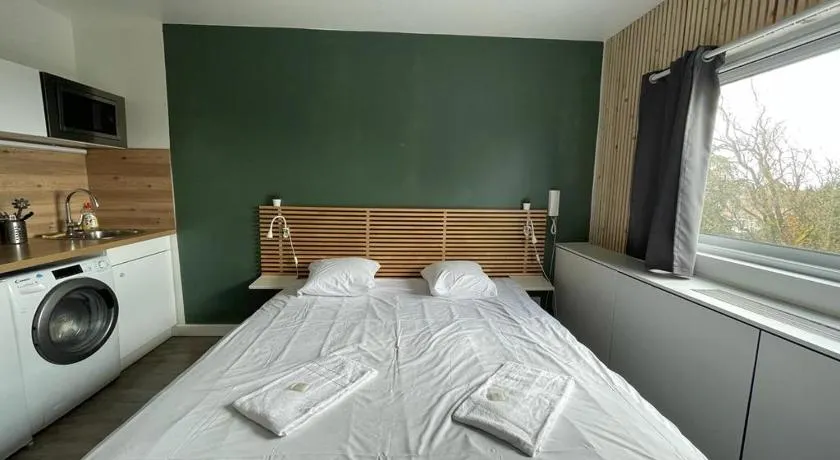 Appartement design tout confort (parking gratuit) - Image 1