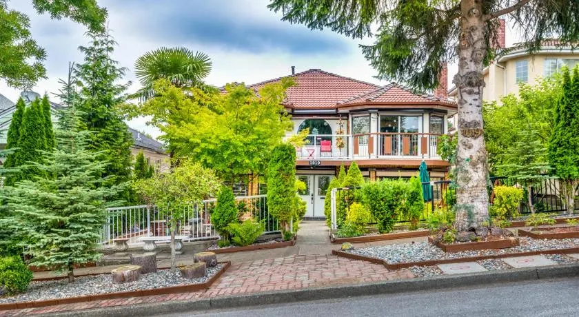 Diana's Luxury Bed and Breakfast - Image 1