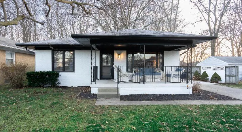 5 Bedroom 2 & 1 half Bath Group Stay Fun Design in Quiet Neighborhood - Image 1