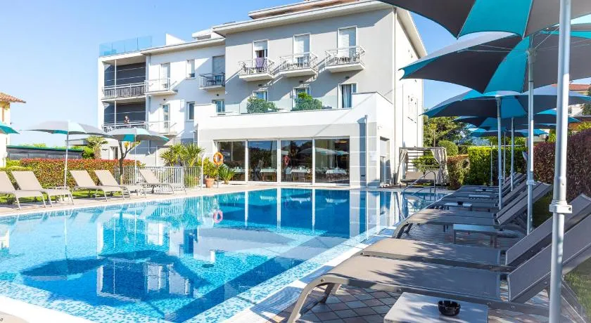 Hotel Paradiso - Image 1