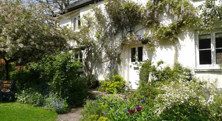 Tracebridge Cottage B&B - Image 1