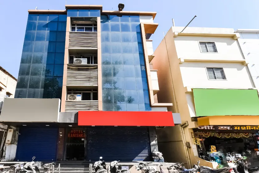 Capital O Hotel Kanishka - Image 1