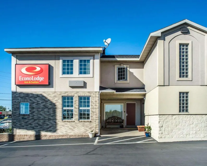 Econo Lodge Inn & Suites North Syracuse Airport - Image 1