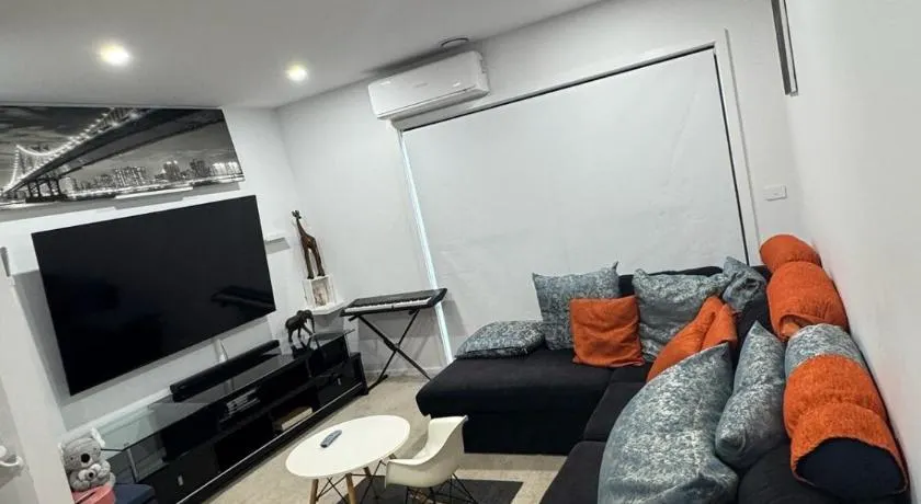 Lovely townhouse-3 bedroom 1 study in coombs - Image 1