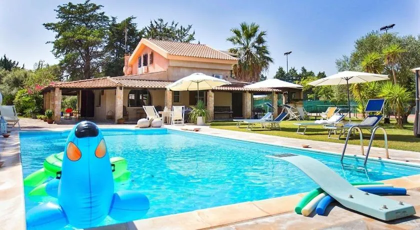 Villa Sporting con campo da tennis piscinacampo da calcio vicino spiaggia - Image 1