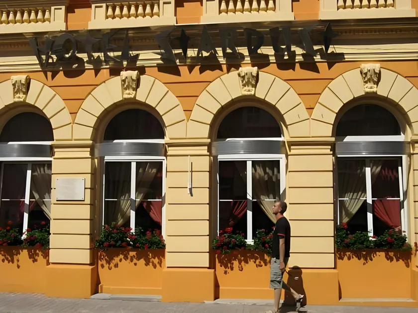 Hotel Stardust - Image 1