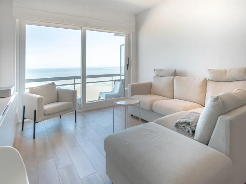 Luxurious apartment with stunning sea view - Image 1