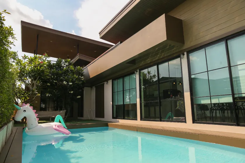 Banamphur Pool Villa - Image 1